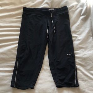 NIKE black cropped leggings
